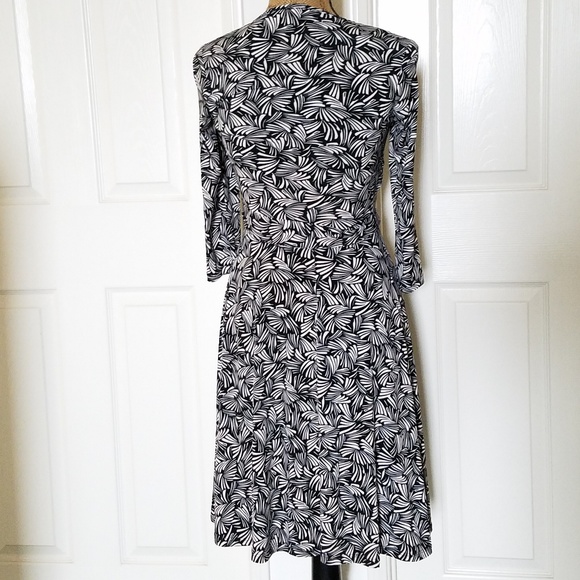 MY MICHELLE Black & white faux wrap dress neckline detail flattering Sm EUC - Picture 6 of 8